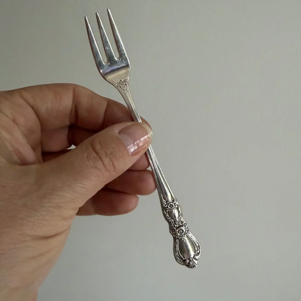1847 Rogers Bros. IS Heritage Flatware Set 49 Pieces Floral Design